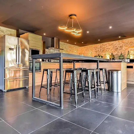 Nice In With Outdoor Swimming Pool, Private Swimming Pool And 5 Bedrooms Ferienhaus